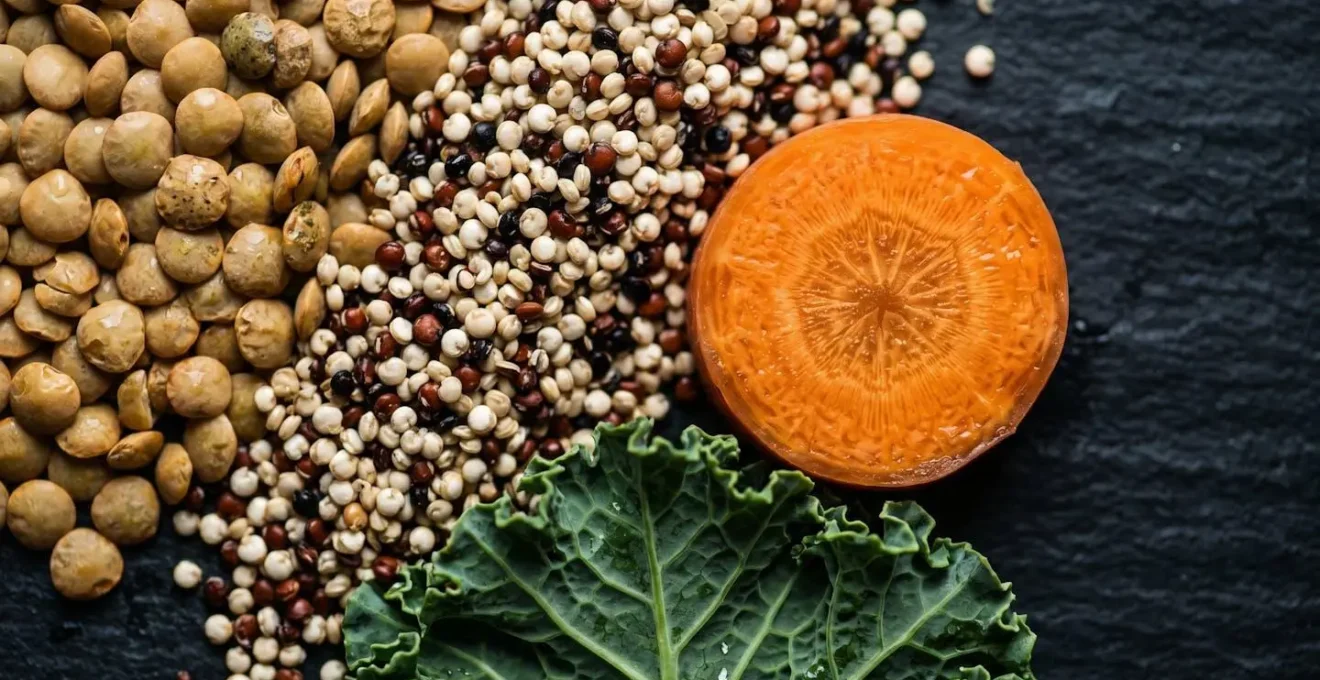 Gros plan macro sur des légumineuses, céréales et légumes colorés montrant les textures et détails nutritionnels