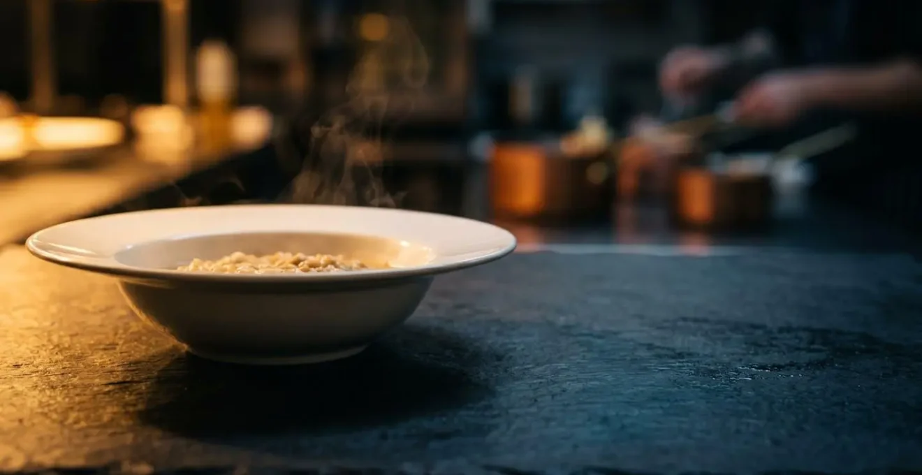 Contraste symbolique entre un plat qui refroidit et la chaleur recherchée lors du service