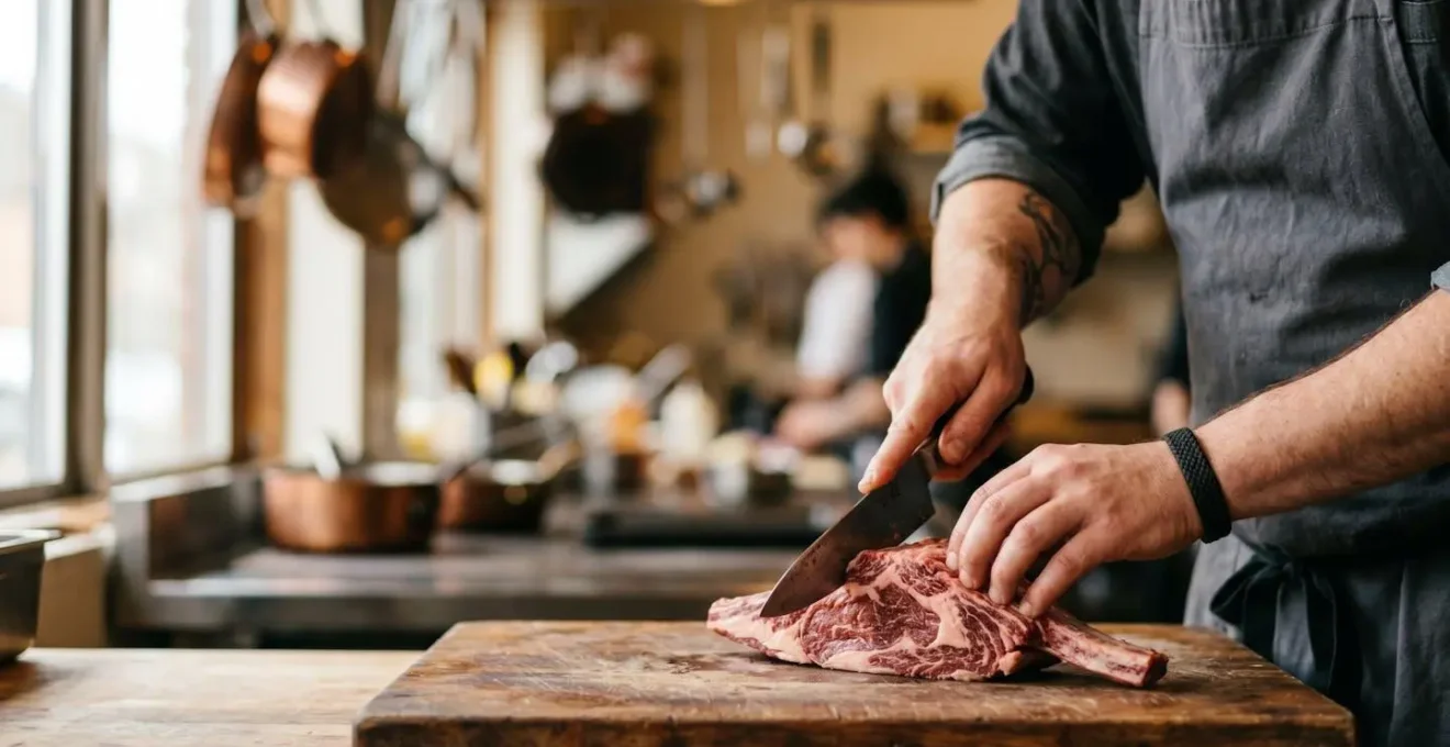 Scène de préparation culinaire montrant viande artisanale et ustensiles de cuisine traditionnels
