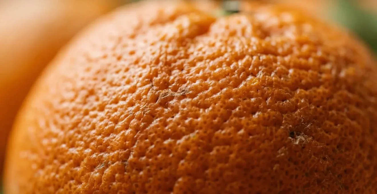 Vue macro détaillée de la surface d'un fruit montrant la texture et la structure de la peau, illustrant pourquoi certains fruits retiennent plus les résidus